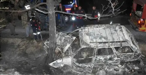 Ağaca Çarpan Otomobilde Sıkışan Sürücü Yanarak Öldü