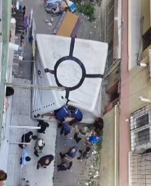 İntihar etmek için balkondan aşağı sarktı, vazgeçince mahsur kaldı! Gerekçesi de olay kadar ilginç