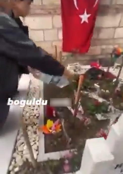 Katledilen İkbal Uzuner'in mezarı başında infial yaratan görüntüler