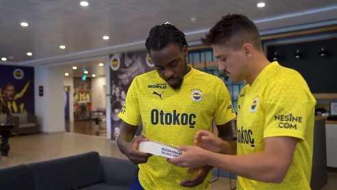 Alkışlar Cengiz'e! Cumhuriyet'in 100. yılında yabancı takım arkadaşlarına 'Nutuk' hediye etti