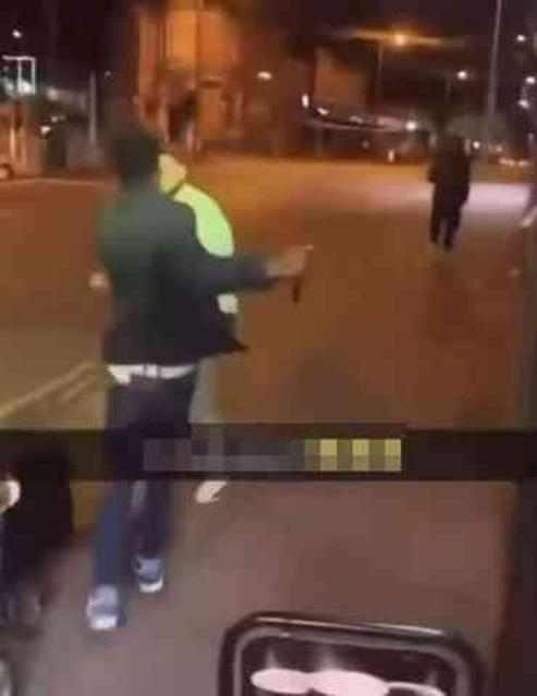 İngiltere'de bir sığınmacı, tartıştığı adamı boynundan bıçaklayarak ağır yaraladı