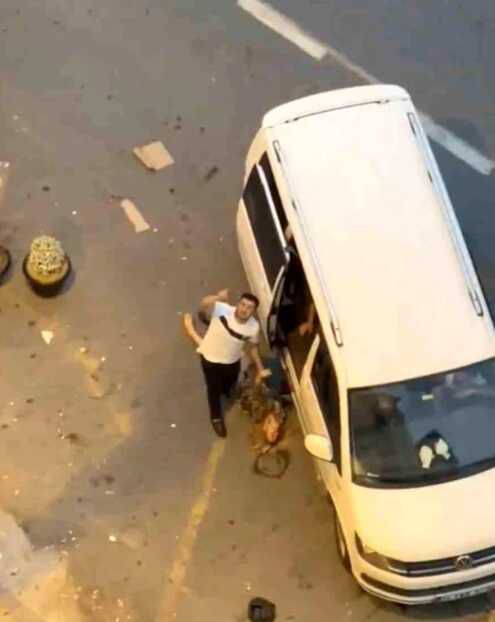İstanbul'da kadını öldüresiye döven maganda olaya müdahale etmeye çalışan vatandaşlara küfür etti