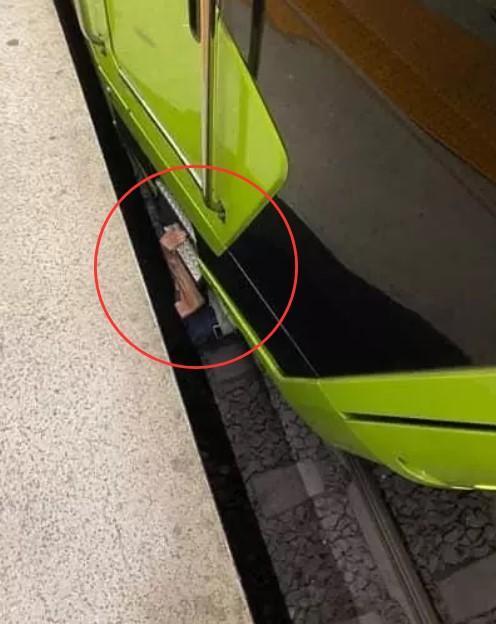 Bursa Şehreküstü metro istasyonunda raylara düşen yolcu