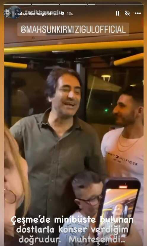 Alaçatı'da minibüse binen Mahsun Kırmızıgül, yolculara konser verdi