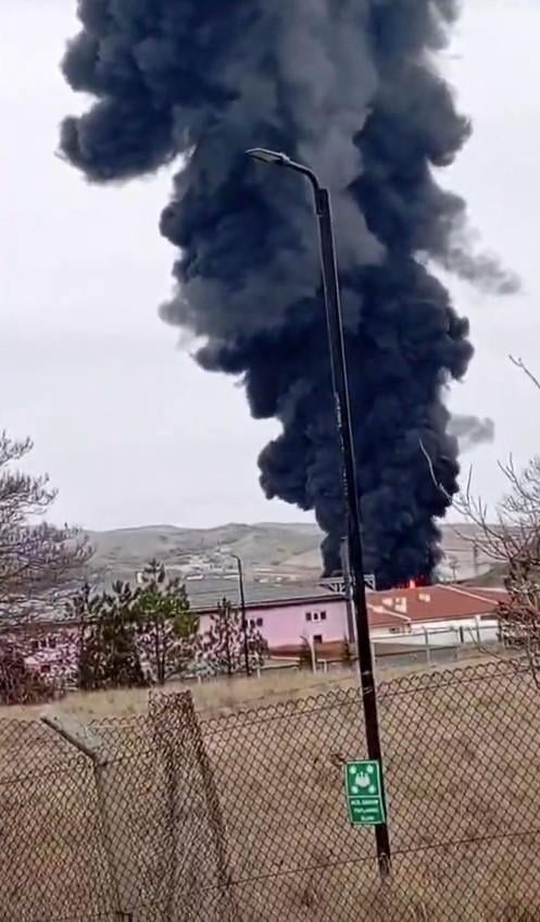 Kimya fabrikasında yangın! Patlama sesleri duyuluyor, dumanlar şehrin diğer ucundan görülüyor