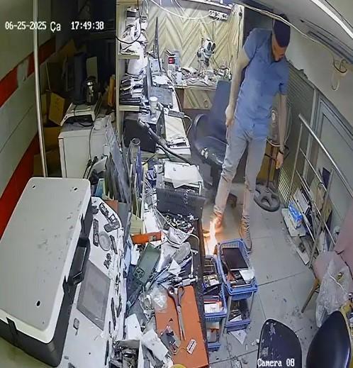 Cep telefonu bomba gibi patladı