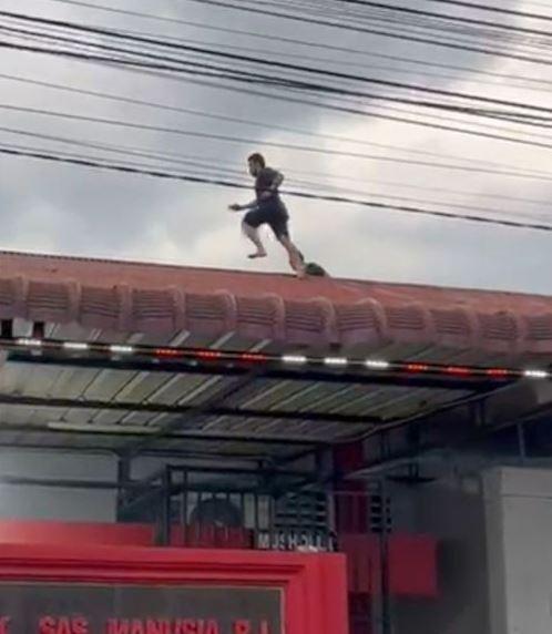 53 mahkum cezaevinin ana kapılarını kırarak kaçtı