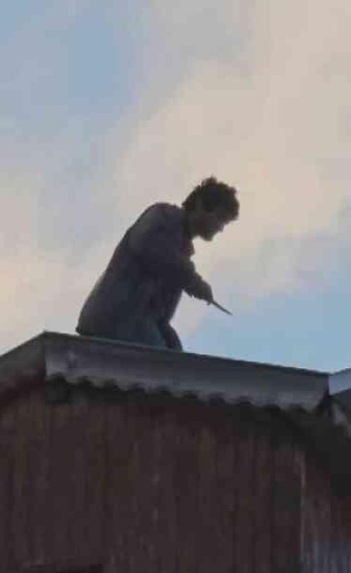 Çatıda dehşet anları: Bıçakla çatıya çıktı, boğazını kesmeye çalıştı