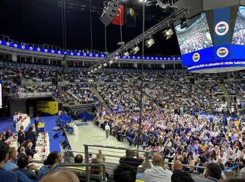 Fenerbahçe'nin Olağanüstü Tüzük Tadili Genel Kurulu'nda eski başkanlara yer ayrıldı