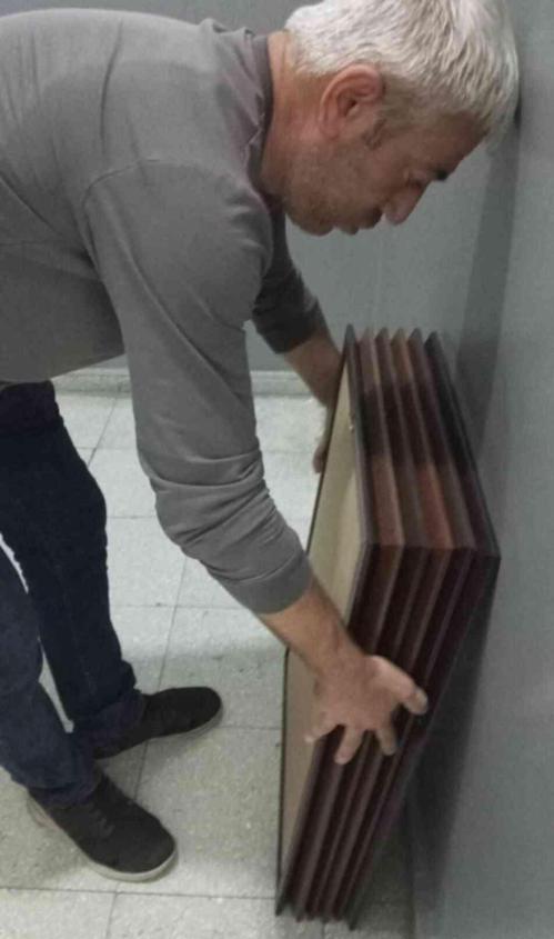 Kayyumun ilk hamlesi Ahmet Özer'in duvardaki fotoğraflarını kaldırtıp Türk bayrağı asmak oldu