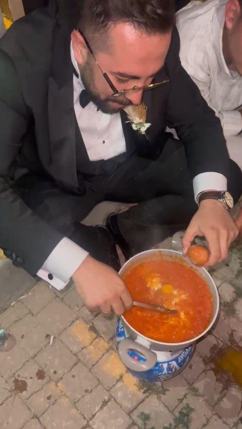Damadın menemen şovu: Yumurtayı arkadaşının kafasında kırdı