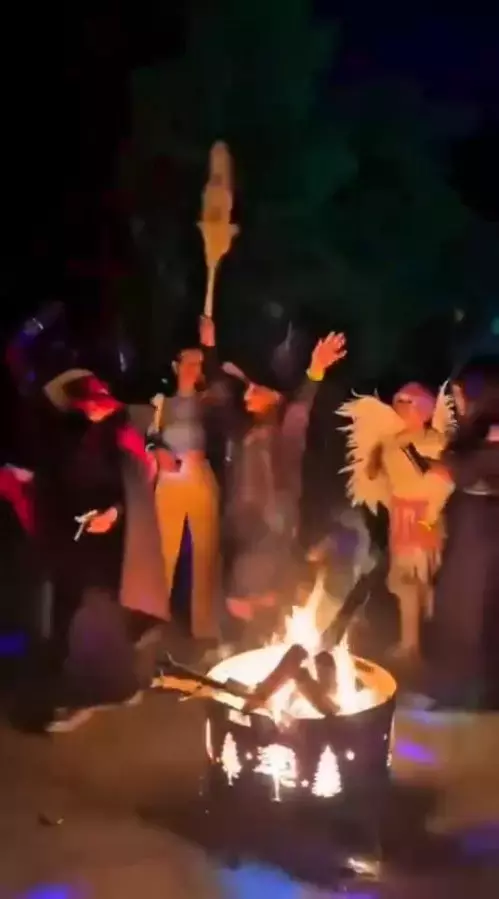 Gece boyunca süren kutlamadan bir an