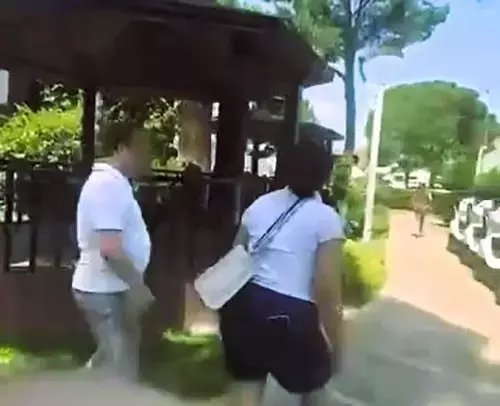 Kocasıyla birlikte bastığı kadını saçından sürükledi
