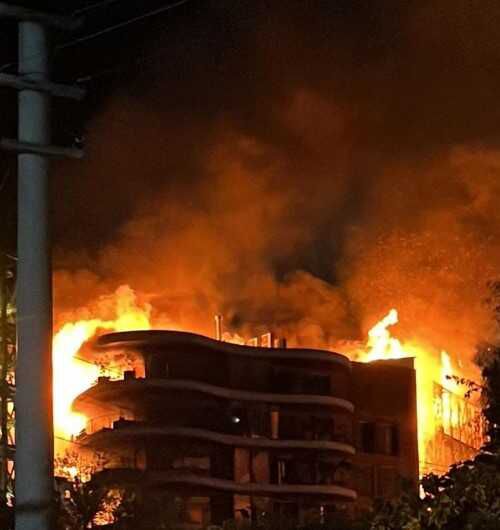 Son Dakika: İzmir'de 4 bloklu sitede yangın! Alevler 8 katı sardı, patlama sesleri geliyor