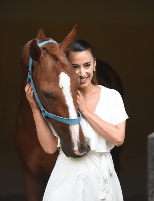 Türkiye'nin ilk kadın yarış spikeriydi! İntihar eden Esen Gök korku filminde oynamış