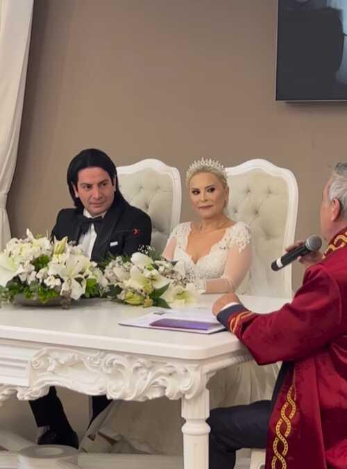 Ünlü şarkıcı Murat Başaran, iş insanı Ayten Öztürk ile evlendi