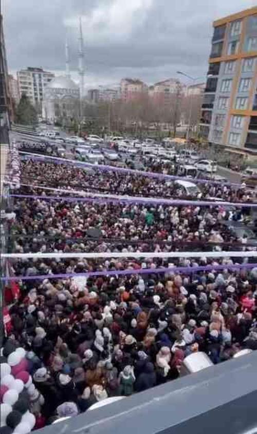 Batman'da çeyiz evi açılışına 'indirim' izdihamı engeli