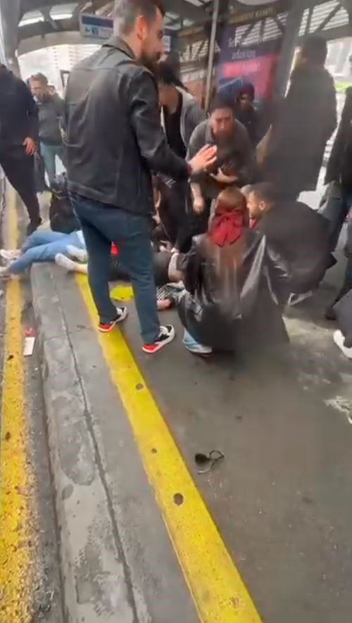 İstanbul'da metrobüs kazası: 1 ölü, 20 yaralı