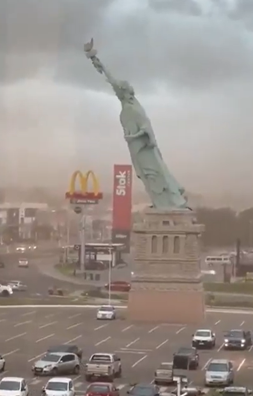 Brezilya'da fırtına dehşeti: 24 metrelik özgürlük heykeli devrildi