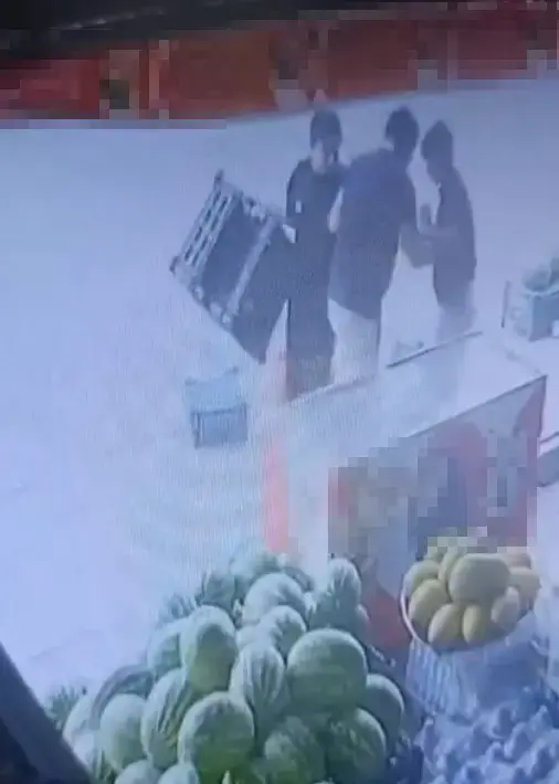 Sipariş ettiği marulu beğenmeyen bekçi, 15 yaşındaki çırağı darbetti