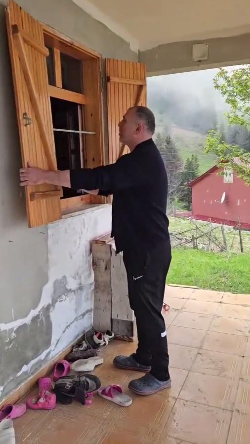 Kış uykusundan uyanan ayılar belediye başkanının evini bastı