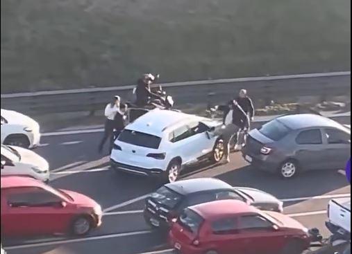 Trafik kavgasında beklenmedik son: Cüsseli saldırgan iki kez yere yığıldı