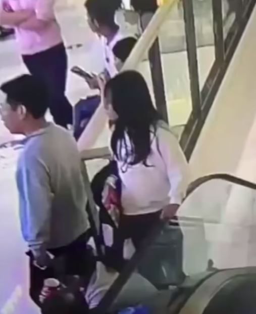 Yürüyen merdivenin korkuluğuna oturan kadın, dört kat aşağı düşerek feci şekilde can verdi