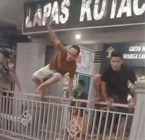 53 mahkum cezaevinin ana kapılarını kırarak kaçtı