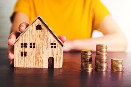 Kiralık evin önünde oyuncakları olan çocuklu aile