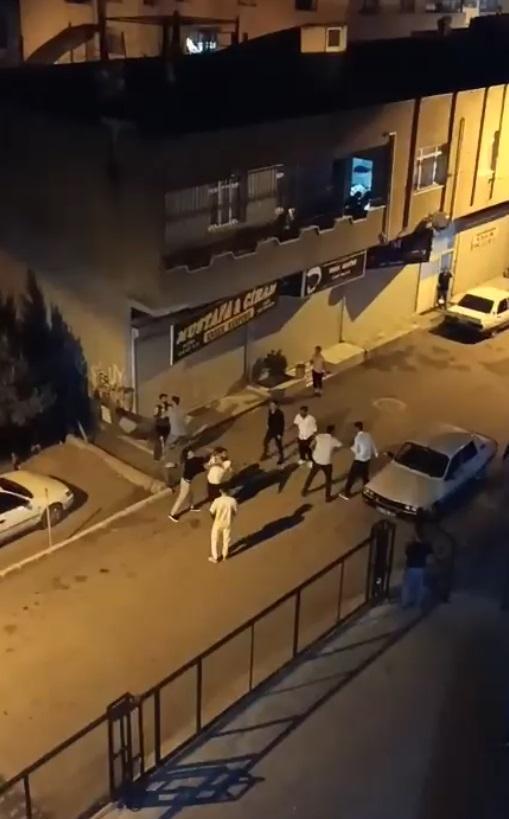 Tartıştıkları 2 kişiyle ayırmaya çalışanı dövdüler