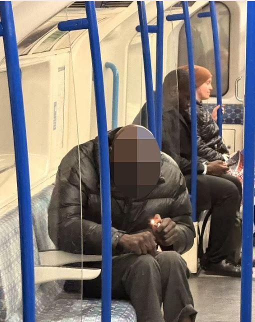 Diğer yolculara aldırmadan metroda kokain çekti