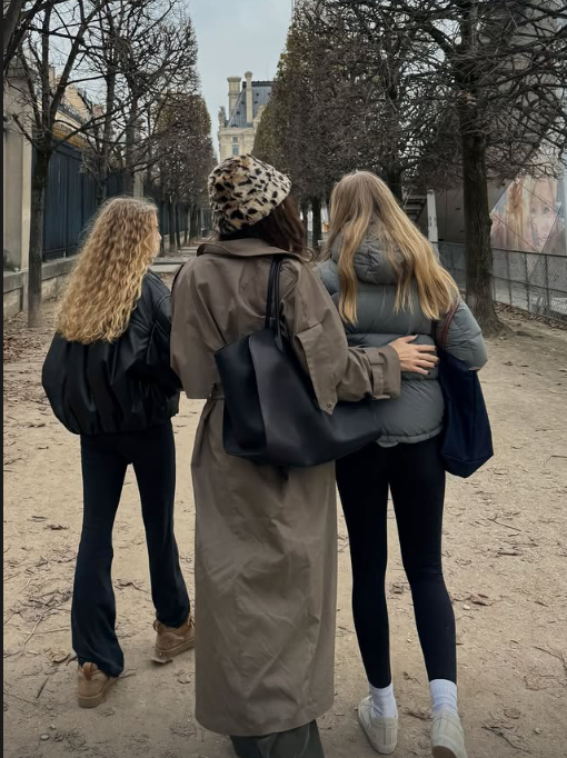 Yasemin Ergene'nin kızları Paris'te göz kamaştırdı: Boyları anneyi hızla yakalıyor!