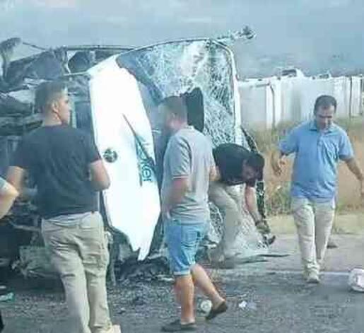 Karşı şeride geçen otobüsün karıştığı kazada 1'i uzman çavuş 2 kişi hayatını kaybetti