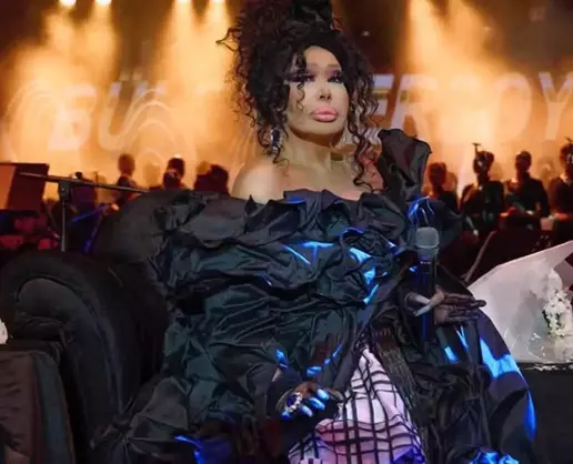 >Bülent Ersoy'a özel ilgi! Yemek yedirildiği anlar kameraya yansıdı