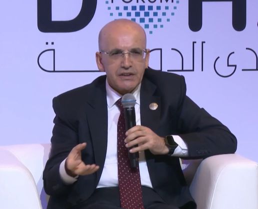 >Mehmet Şimşek, Doha Forumu'nda konuştu: 'Türkiye ekonomisinde bütçe açığı yüzde 3'e geriledi'
