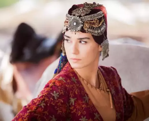 >Burcu Kıratlı'yı dantelli mini elbisesiyle bir görün! Bakan bir daha baktı