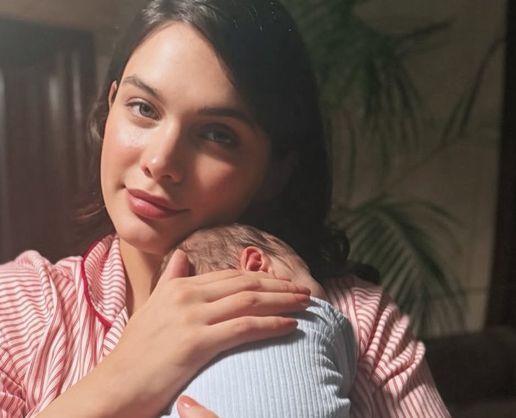>Ünlü oyuncu Beste Kökdemir, oğlu ile ilk fotoğrafını paylaştı