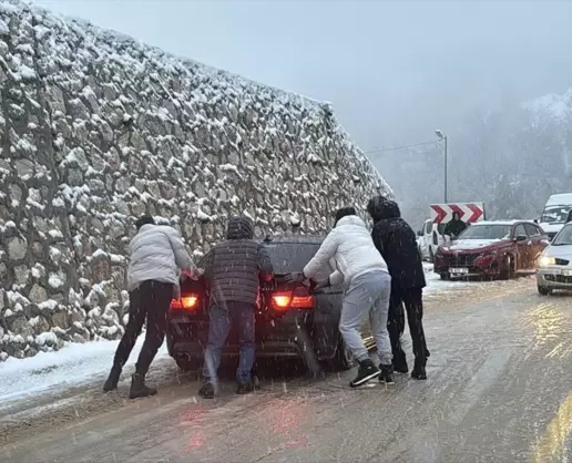 >Uludağ'da etkili olan kar yağışı nedeniyle yolda araç kuyruğu oluştu