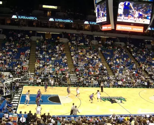 >Minneapolis'te tansiyon yüksek: ICE operasyonu sonrası NBA maçı ertelendi