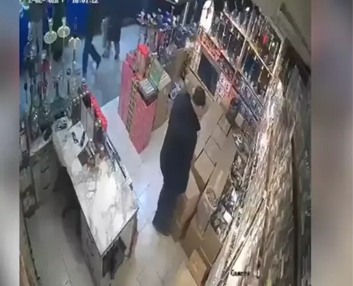 >Asma tavan iş yeri sahibinin üzerine çöktü; o anlar kamerada