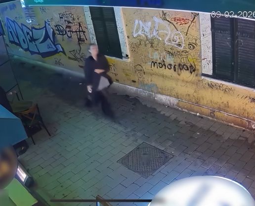 >İstanbul-Beyoğlu'nda kadın turistin yere saçılan paralarını toplayan esnaf: 'Teşekkür bile etmedi, saçını tarayıp gitti'
