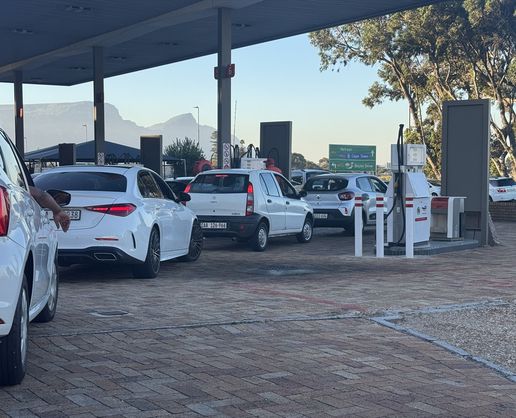 >Güney Afrika'da akaryakıt zammı öncesi istasyonlarda uzun kuyruklar oluştu