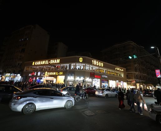 >Mısır'da tasarruf önlemleri kapsamında dükkanlar erken kapandı, sokaklar karanlığa büründü