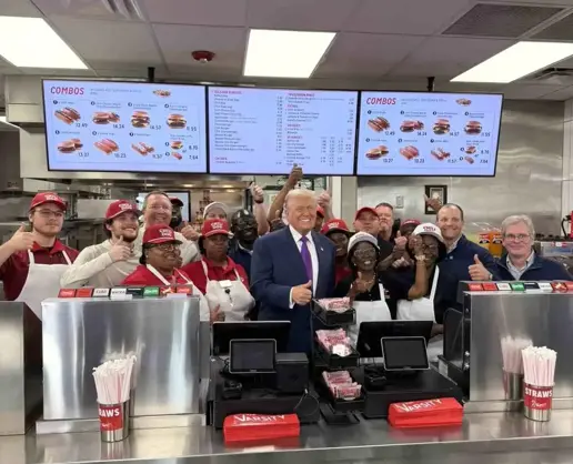 >Trump, bir restoranı ziyaret ederek başkanlık uçağına götürmek için hamburger sipariş etti