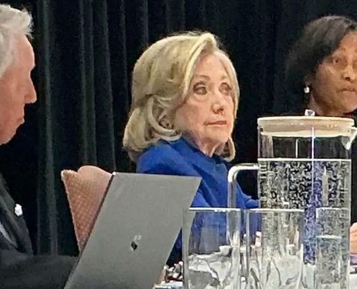 >Hillary Clinton'ın Epstein ifadesinde kaos: Oturumdan fotoğraf sızdırıldı, duruşma durdu!