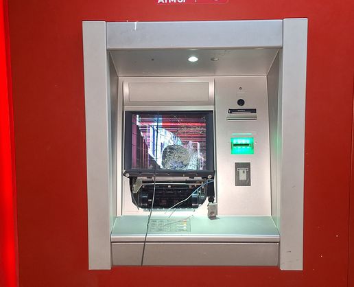 >Adana'da ATM'ye zarar veren şüpheli yakalandı; olay anı kamerada