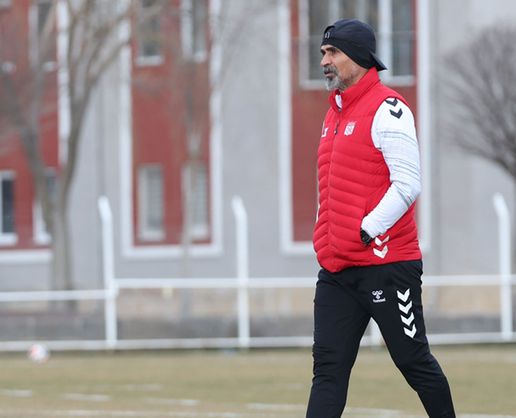 >Bu kez başarabilecek mi? Küme düşme potasında aldığı takımı Süper Lig'e çıkarma yolunda