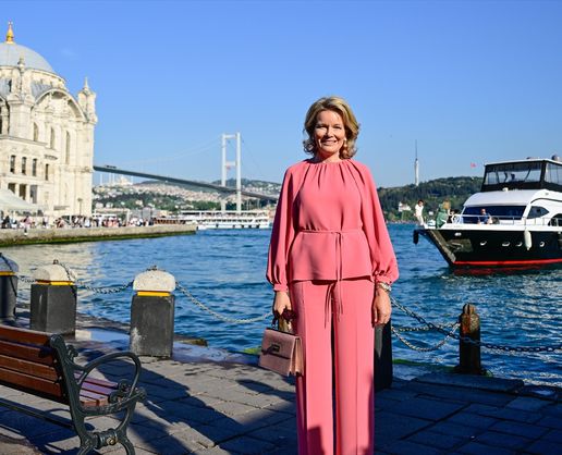 >Belçika Kraliçesi Mathilde ve beraberindeki heyet Ortaköy'ü gezdi