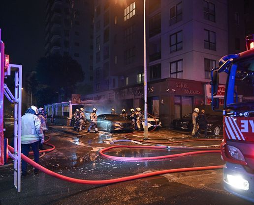 >Kadıköy'de oto galeride çıkan yangında 4 araç kullanılamaz hale geldi