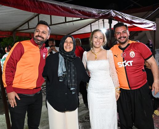 >Osmaniye'de düğünde Galatasaray'ın şampiyonluk coşkusu yaşandı
